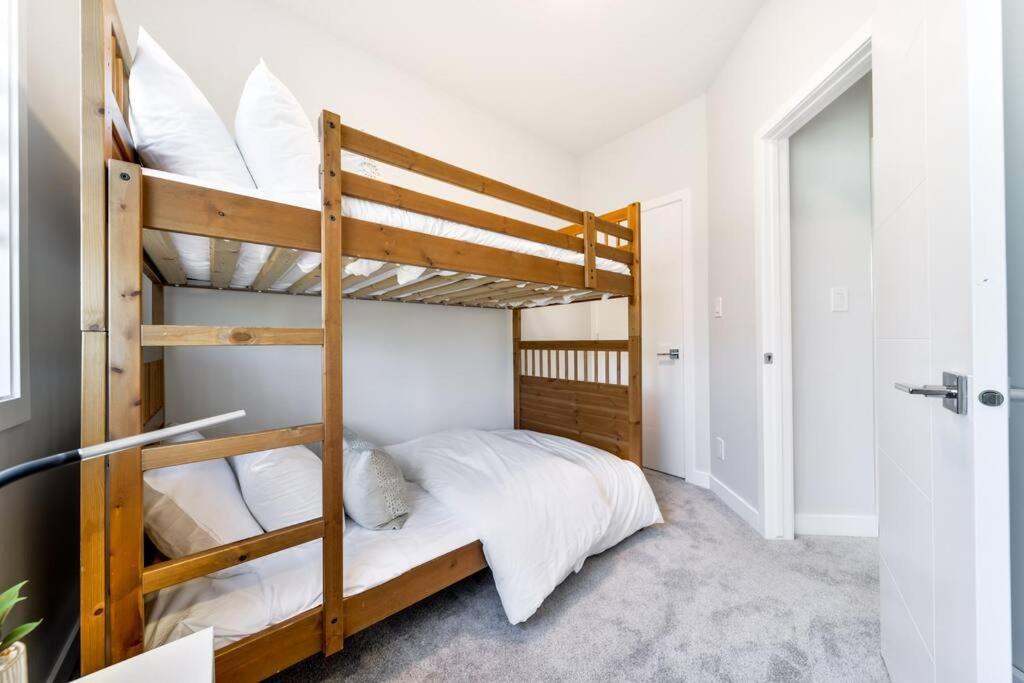 Modern Nordic Escape, 3Br Near Wem & Dt, Aircon & Fireplace, Wifi, Sleeps 6! Edmonton Exteriör bild